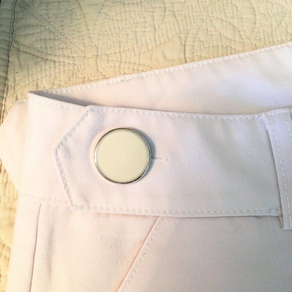 DAZZ White Single Pleat Cuffed Shorts - Picture 4 of 10